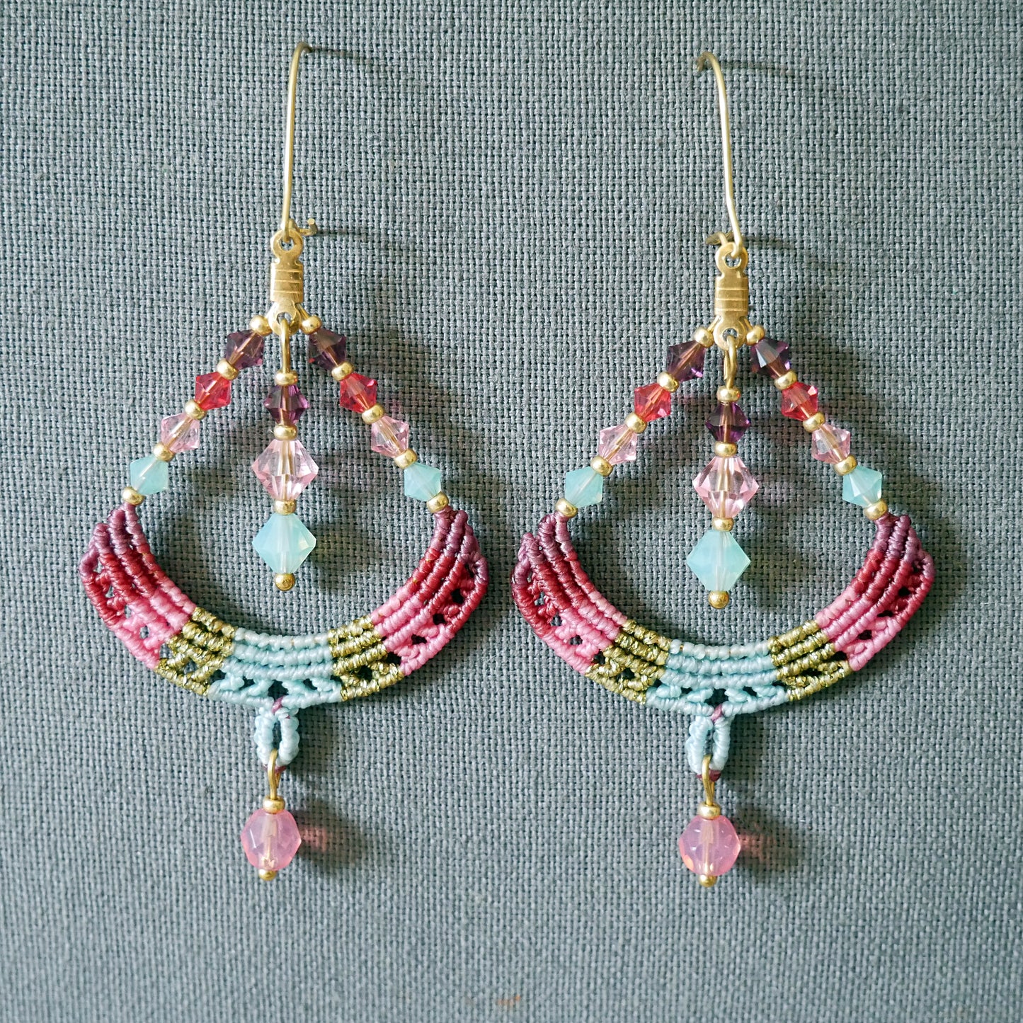 Boucles d’oreilles Aurore, créoles colorées tissées avec des chutes de fils et ornées de perles, création artisanale Macram’Elo.