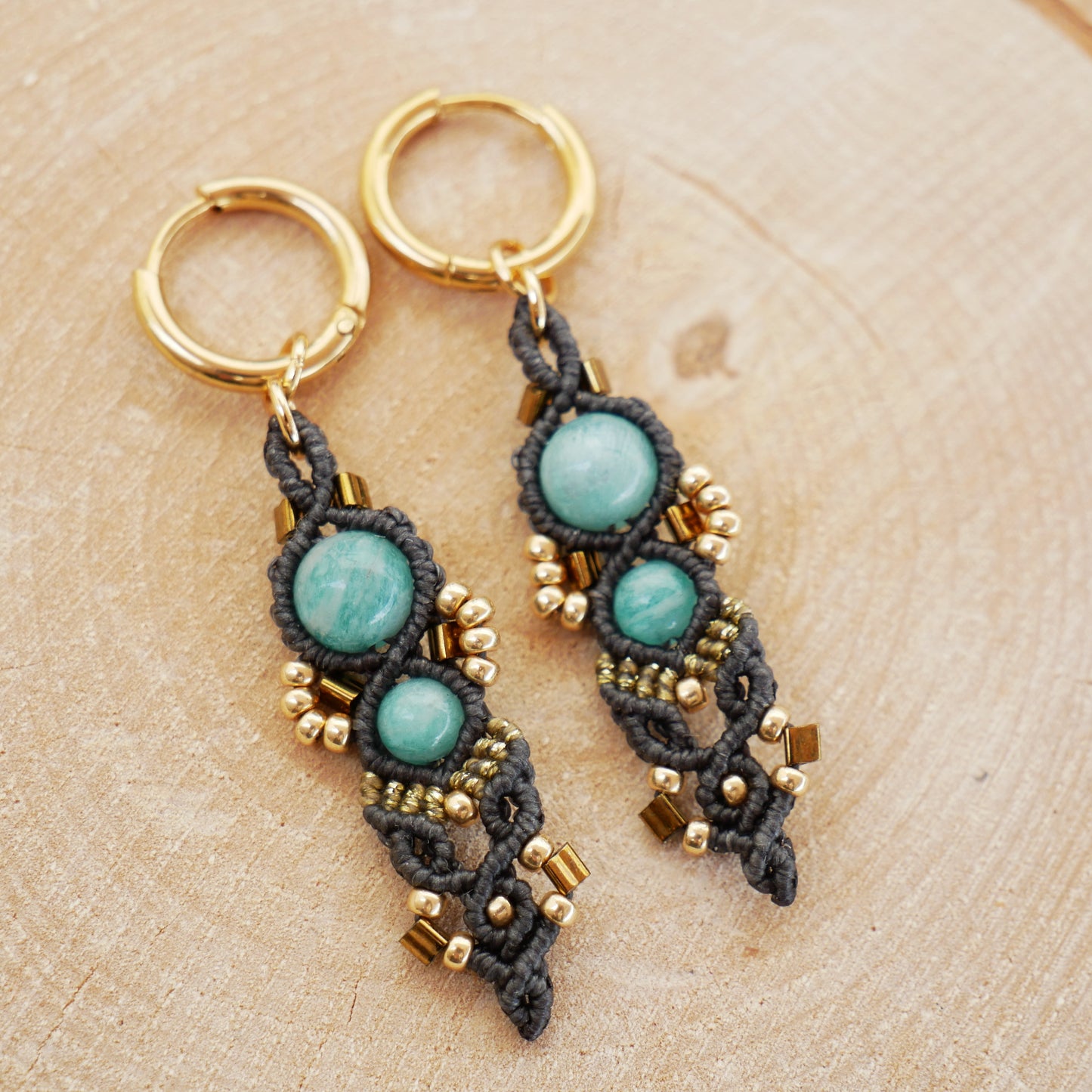 Boucles d’oreilles Héra en micro-macramé kaki foncé avec perles d’Amazonite russe, création artisanale Macram’Elo.