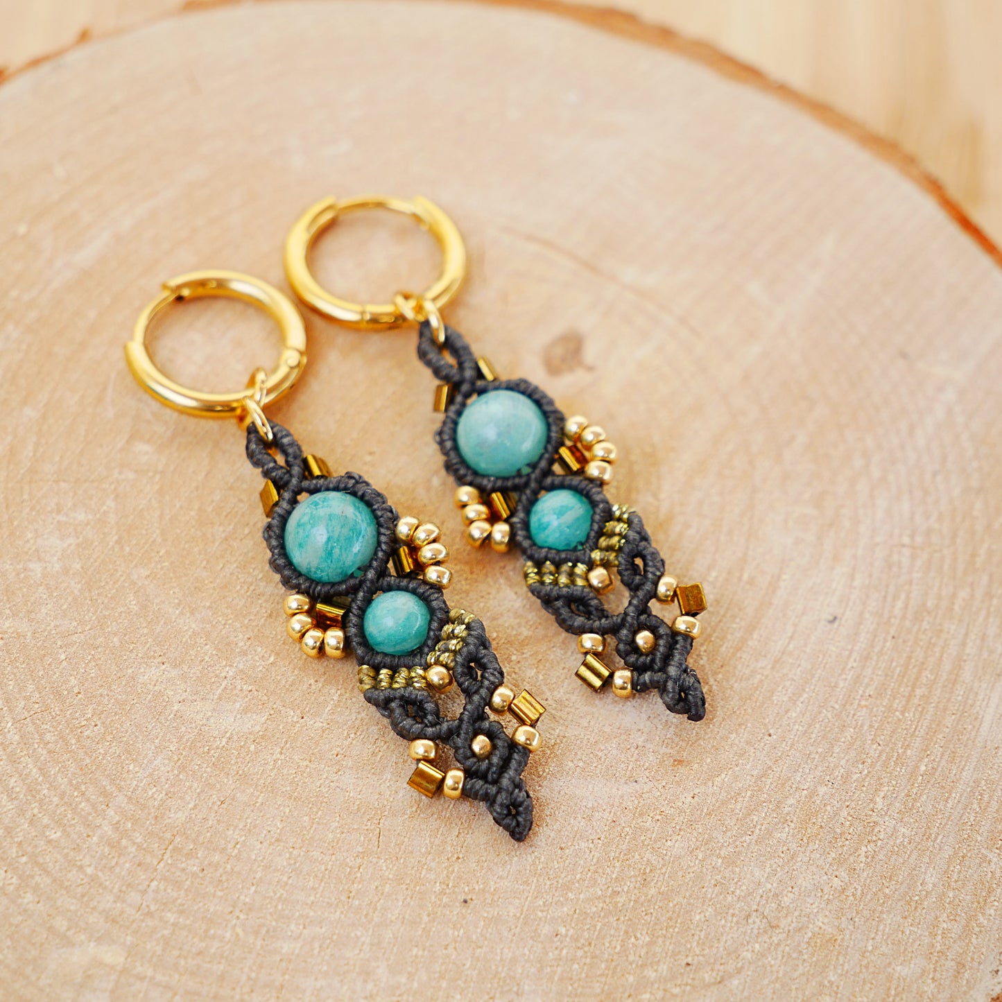 Boucles d’oreilles Héra en micro-macramé kaki foncé avec perles d’Amazonite russe, création artisanale Macram’Elo Créations.