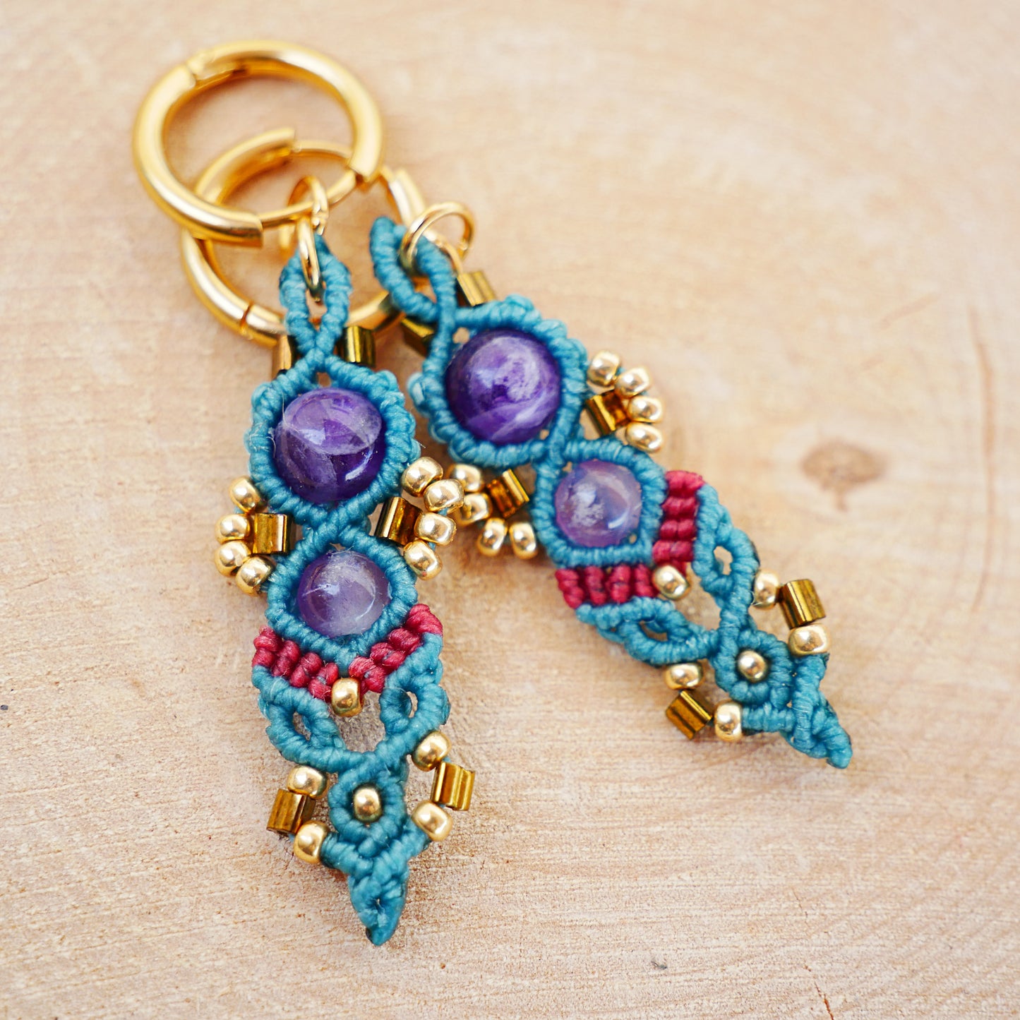 Boucles d’oreilles Héra en micro-macramé bleu lagon avec perles d’Améthyste ruban, création artisanale Macram’Elo Créations.