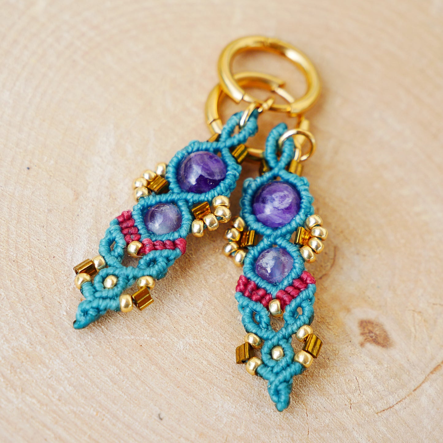 Boucles d’oreilles Héra en micro-macramé bleu lagon avec perles d’Améthyste ruban, création artisanale Macram’Elo Créations.