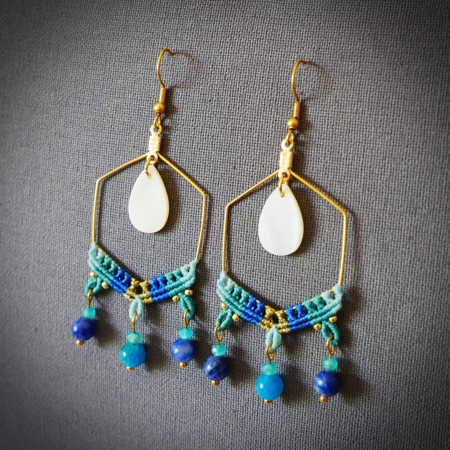 Boucles d’oreilles Océane en micro-macramé bleu avec goutte de nacre, perles de Sodalite et d’Apatite, création artisanale Macram’Elo.
