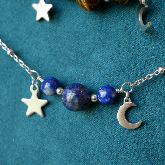 Détail des trois perles naturelles de Lapis-lazuli du collier Luna