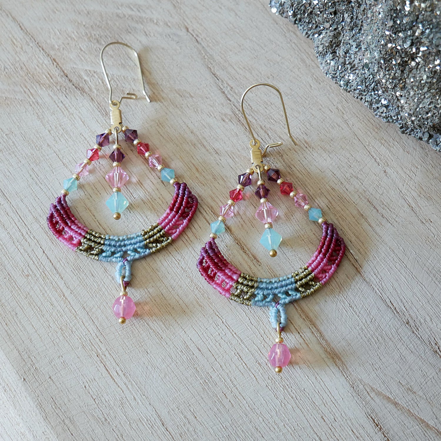 Collection Arc-En-Ciel de boucles d’oreilles créoles colorées réalisées à la main avec des fils et des perles.