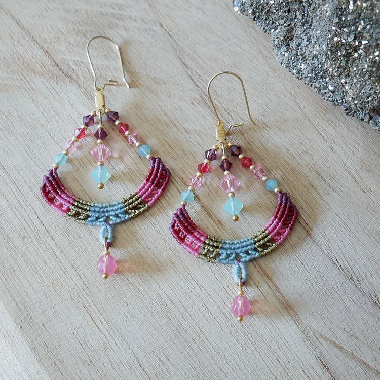Collection Arc-En-Ciel de boucles d’oreilles créoles colorées réalisées à la main avec des fils et des perles.