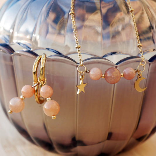 Collier et boucles d'oreilles Luna en Pierre de Soleil avec chaîne perlée et breloques lune et étoile