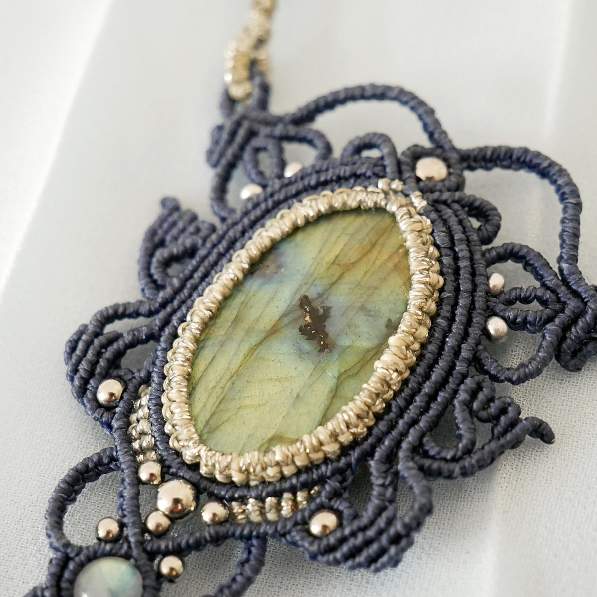 Détail de la labradorite naturelle du collier Yvie