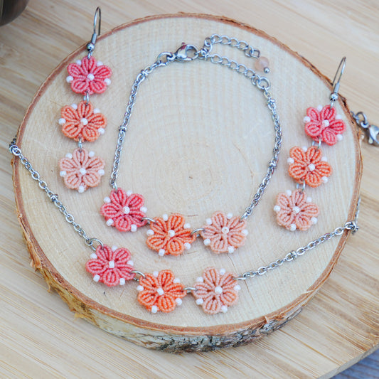 Parure Blossom avec trois fleurs en micro-macramé en camaïeu de couleur Corail sur chaîne perlée argentée, bijou artisanal floral Macram’Elo Créations.