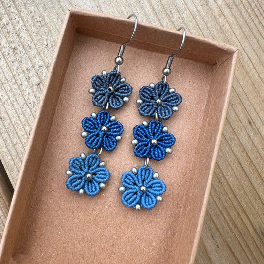 Boucles d’oreilles Blossom avec trois fleurs tissées en micro-macramé en camaïeu de couleur Bleu, création artisanale Macram’Elo Créations.