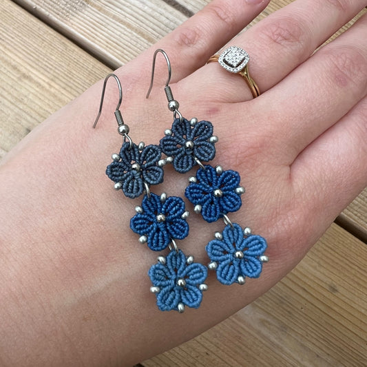 Boucles d’oreilles Blossom avec trois fleurs tissées en micro-macramé en camaïeu de couleur Bleu, création artisanale Macram’Elo Créations.