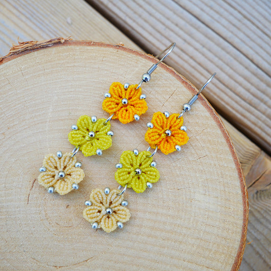 Boucles d’oreilles Blossom avec trois fleurs tissées en micro-macramé en camaïeu de couleur Jaune, création artisanale Macram’Elo Créations.