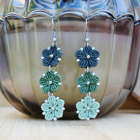 Boucles d’oreilles Blossom avec trois fleurs tissées en micro-macramé en camaïeu de couleur Vert kaki, création artisanale Macram’Elo Créations.