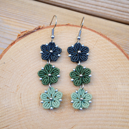 Boucles d’oreilles Blossom avec trois fleurs tissées en micro-macramé en camaïeu de couleur Vert kaki, création artisanale Macram’Elo Créations.