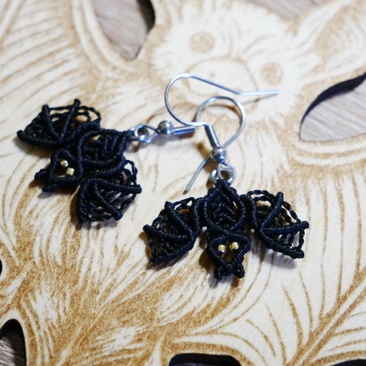 Boucles d'oreilles chauve-souris Myotis en micro-macramé noir