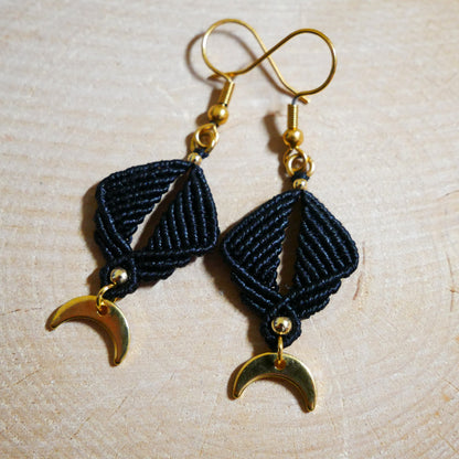 Boucles d'oreilles Athénaïs noires en micro-macramé avec croissants de lune dorés