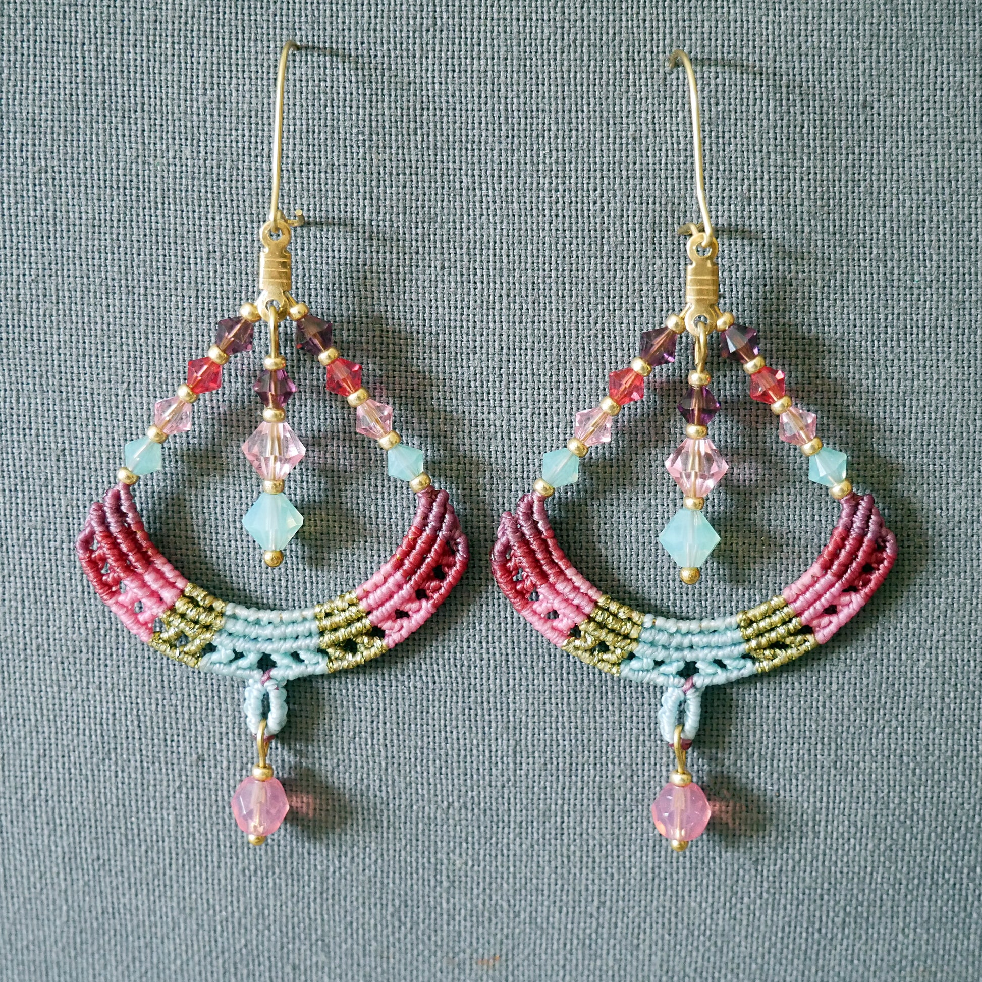 Boucles d’oreilles Aurore, créoles colorées tissées avec des chutes de fils et ornées de perles, création artisanale Macram’Elo.