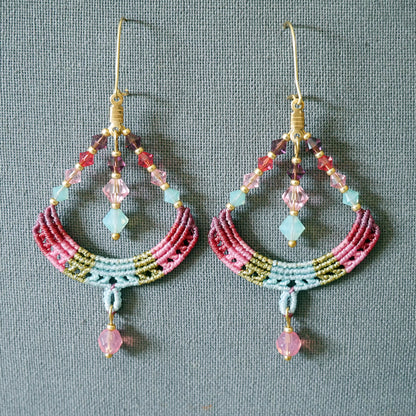 Boucles d’oreilles Aurore, créoles colorées tissées avec des chutes de fils et ornées de perles, création artisanale Macram’Elo.