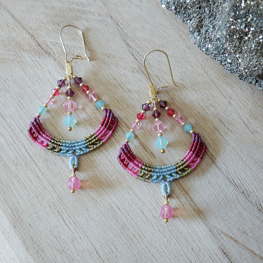 Boucles d’oreilles Aurore, créoles colorées tissées avec des chutes de fils et ornées de perles, création artisanale Macram’Elo.