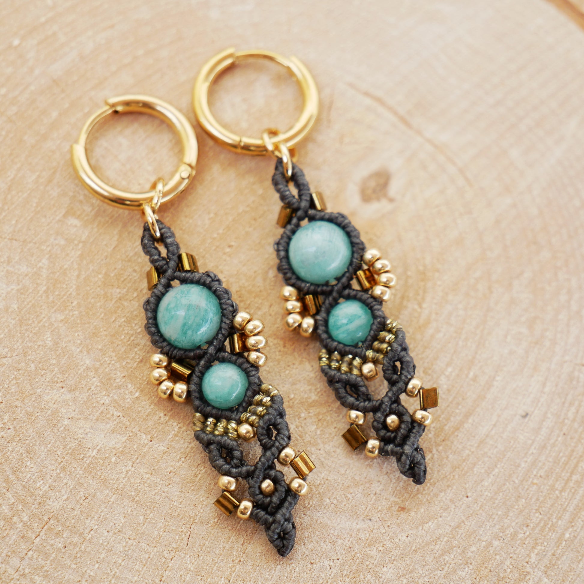 Boucles d’oreilles Héra en micro-macramé kaki foncé avec perles d’Amazonite russe, création artisanale Macram’Elo.
