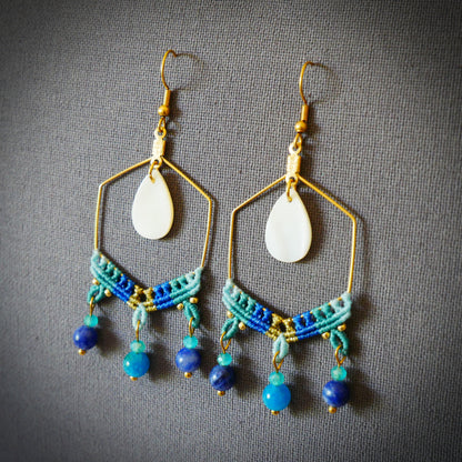Boucles d’oreilles Océane en micro-macramé bleu avec goutte de nacre, perles de Sodalite et d’Apatite, création artisanale Macram’Elo.