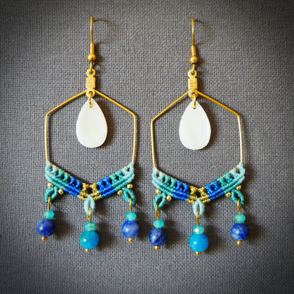 Boucles d’oreilles Océane en micro-macramé bleu avec goutte de nacre, perles de Sodalite et d’Apatite, création artisanale Macram’Elo.