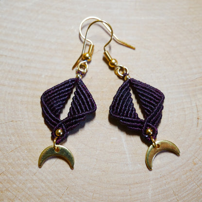 Boucles d'oreilles Athénaïs Griotte en micro-macramé rouge sombre avec croissants de lune dorés