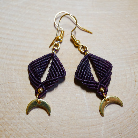 Boucles d'oreilles Athénaïs Griotte en micro-macramé rouge sombre avec croissants de lune dorés