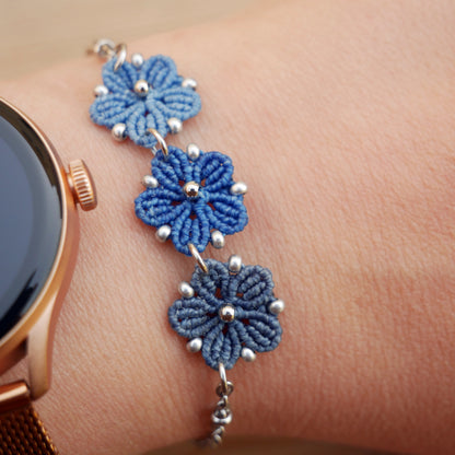 Bracelet Blossom orné de trois fleurs en micro-macramé en camaïeu de Bleu sur chaîne perlée argentée, bijou fleuri fait main par Macram’Elo Créations.