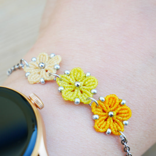 Bracelet Blossom orné de trois fleurs en micro-macramé en camaïeu de Jaune sur chaîne perlée argentée, bijou fleuri fait main par Macram’Elo Créations.