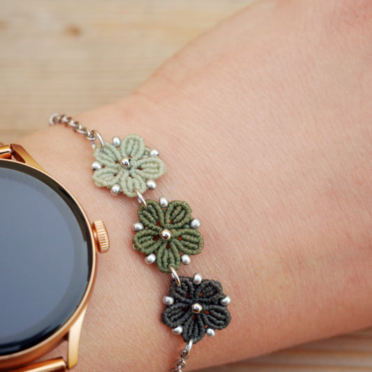 Bracelet Blossom orné de trois fleurs en micro-macramé en camaïeu de Vert kaki sur chaîne perlée argentée, bijou fleuri fait main par Macram’Elo Créations.