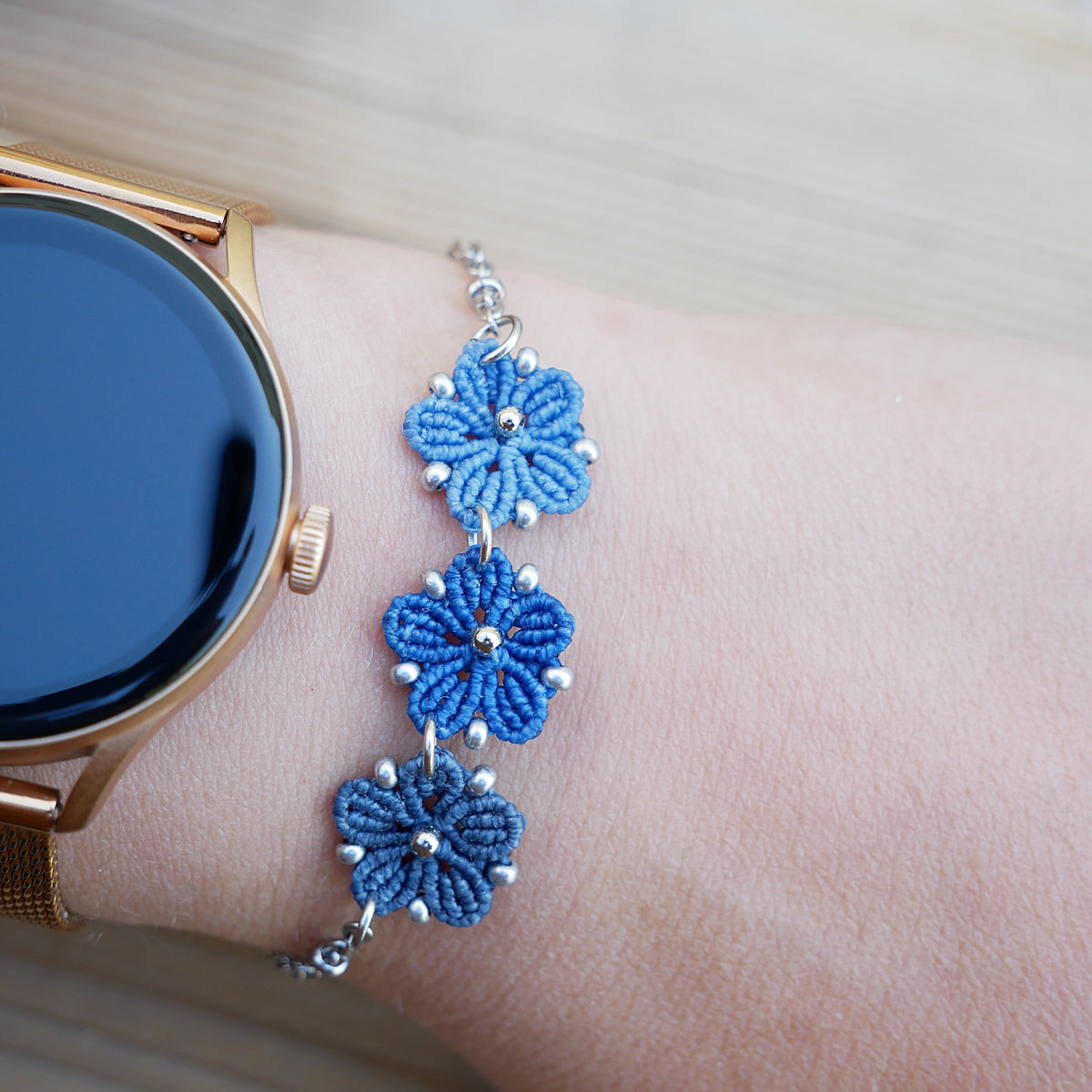 Bracelet Blossom orné de trois fleurs en micro-macramé en camaïeu de Bleu sur chaîne perlée argentée, bijou fleuri fait main par Macram’Elo Créations.