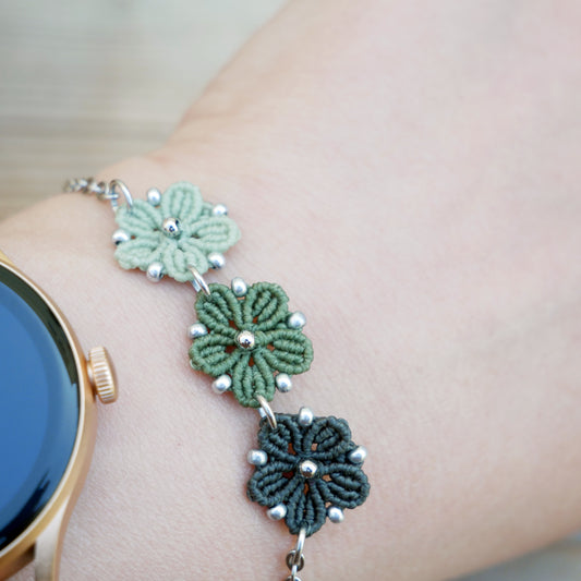 Bracelet Blossom orné de trois fleurs en micro-macramé en camaïeu de Vert kaki sur chaîne perlée argentée, bijou fleuri fait main par Macram’Elo Créations.