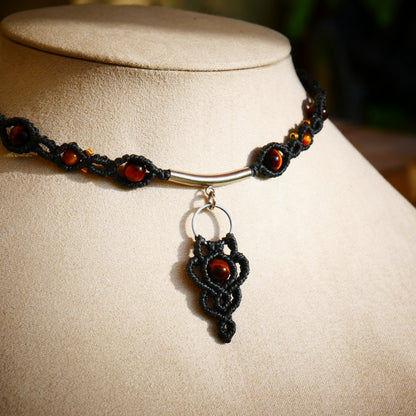Pendentif central en micro-macramé Anthracite orné d'une perle d'œil de tigre