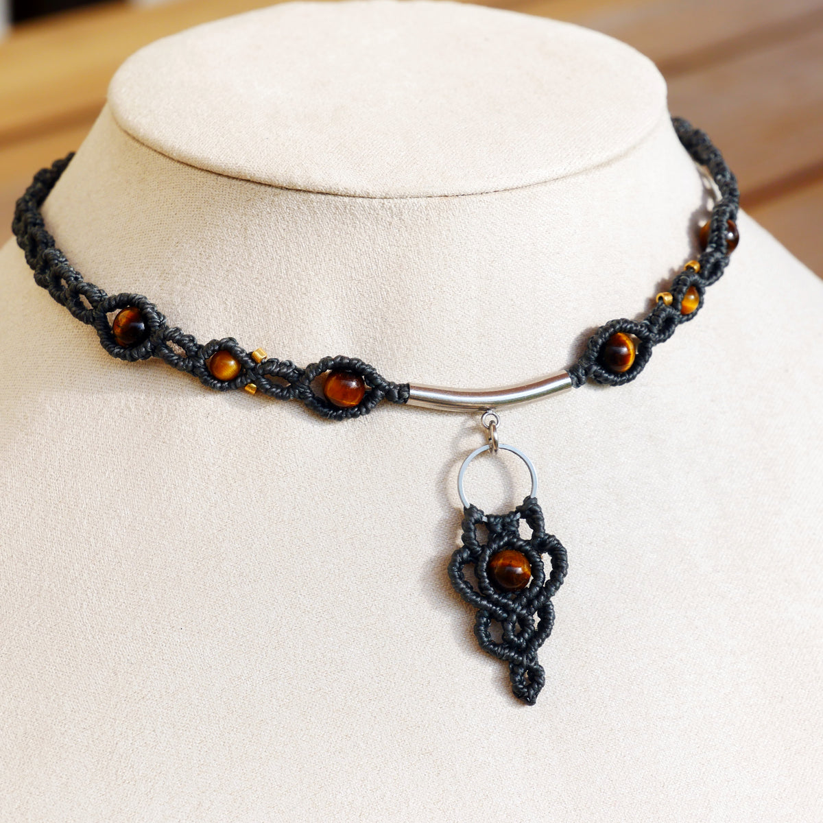 Collier ras-de-cou gothique Vulcain en micro-macramé Anthracite avec perles d'œil de tigre