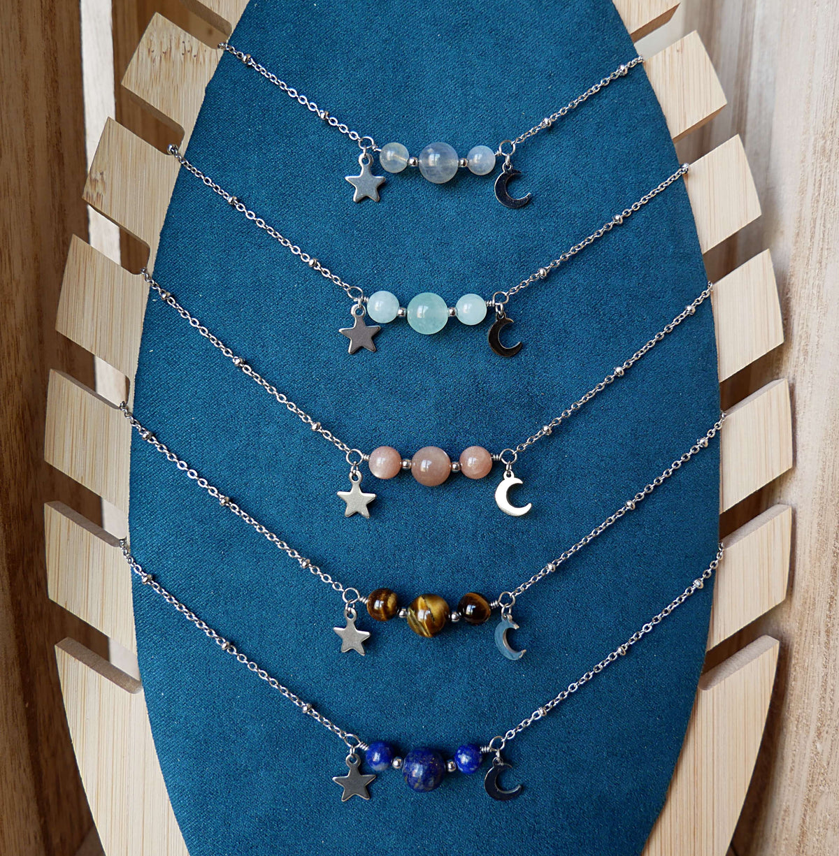 Collier Luna avec chaîne perlée et breloques lune et étoile