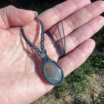 Un collier tissé en micro-macramé gris foncé avec un cabochon oval et une perle une pierre naturelle d'Agate mousse