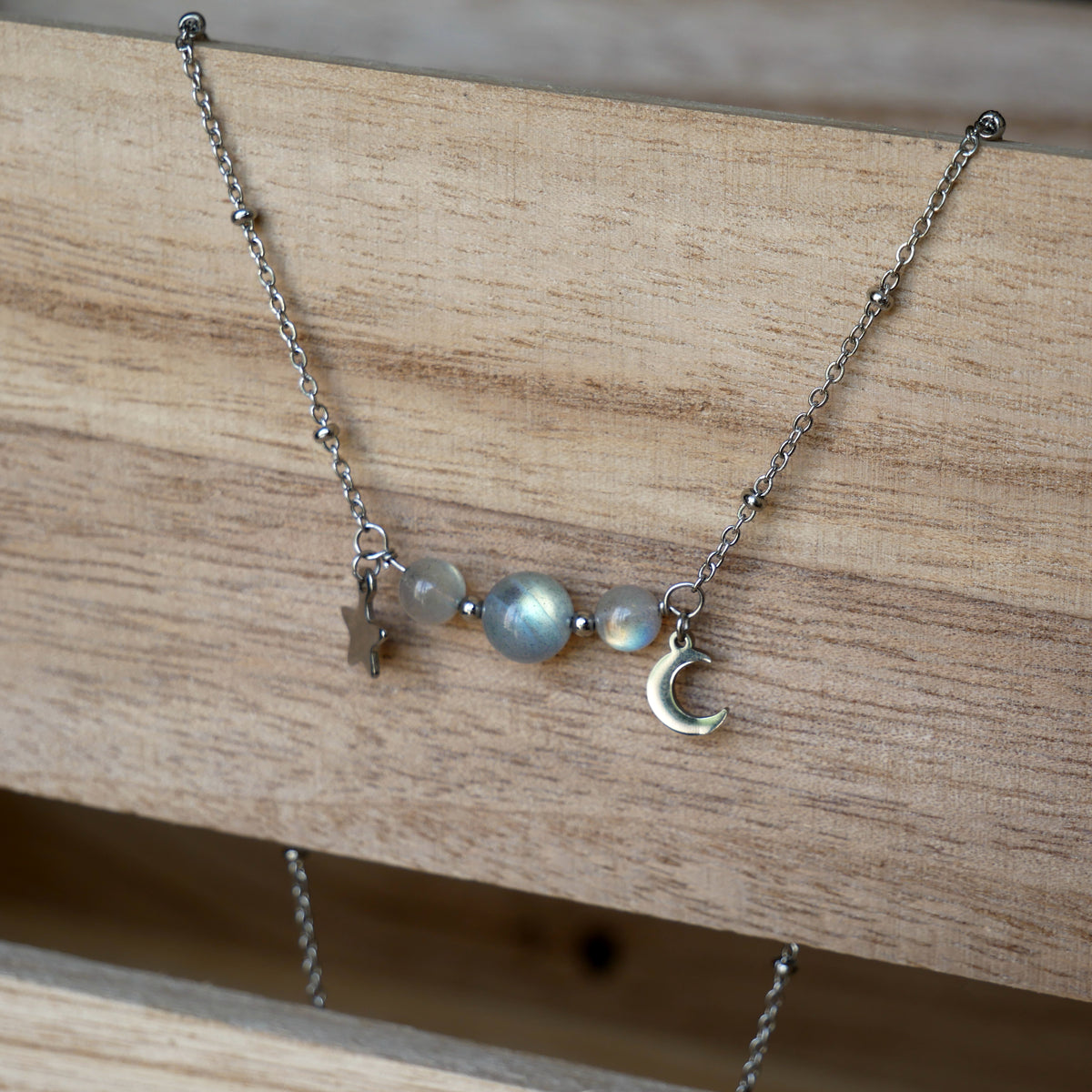 Collier Luna en Labradorite avec chaîne perlée et breloques lune et étoile
