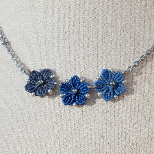 Collier Blossom avec trois fleurs en micro-macramé en camaïeu de couleur Bleu sur chaîne perlée argentée, bijou artisanal floral Macram’Elo Créations.