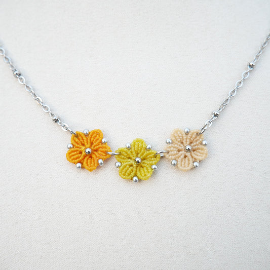 Collier Blossom avec trois fleurs en micro-macramé en camaïeu de couleur Jaune sur chaîne perlée argentée, bijou artisanal floral Macram’Elo Créations.
