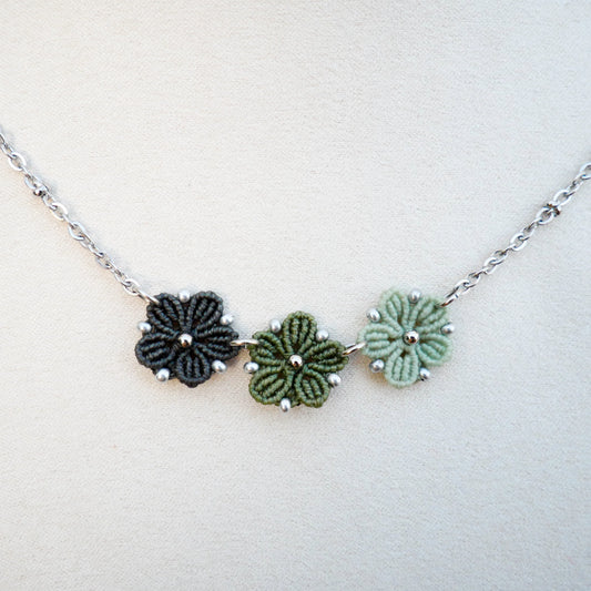 Collier Blossom avec trois fleurs en micro-macramé en camaïeu de couleur Vert kaki sur chaîne perlée argentée, bijou artisanal floral Macram’Elo Créations.