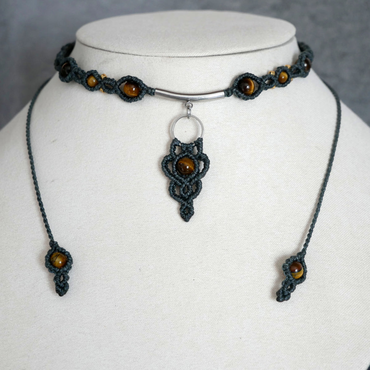 Lien coulissant en micro-macramé du collier ras-de-cou Vulcain