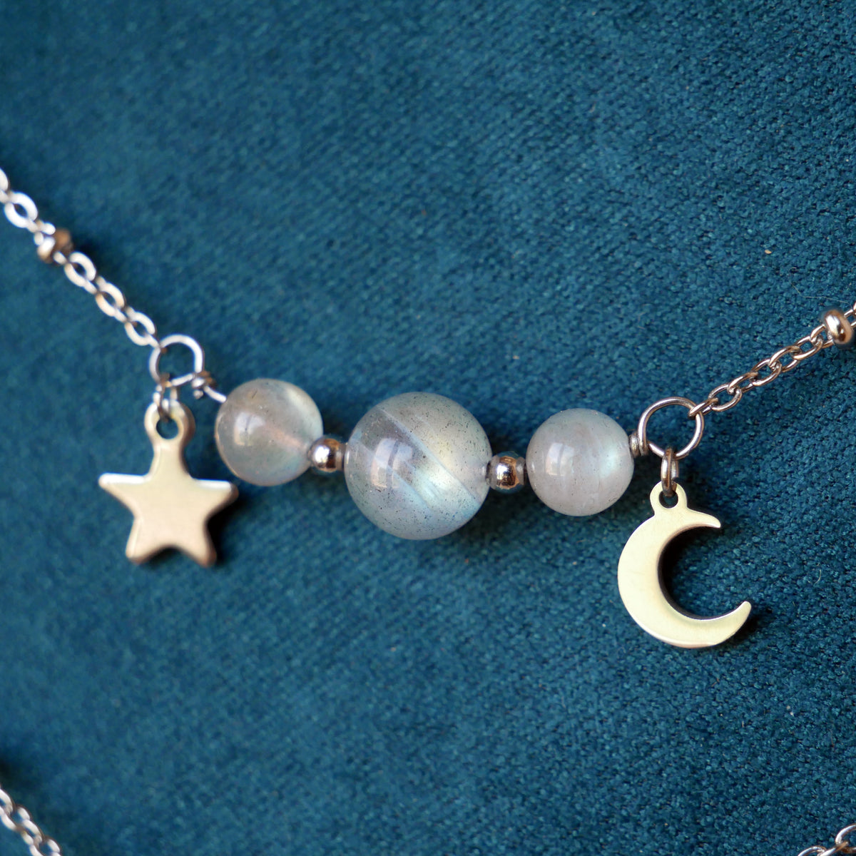 Détail des trois perles naturelles de Labradorite du collier Luna
