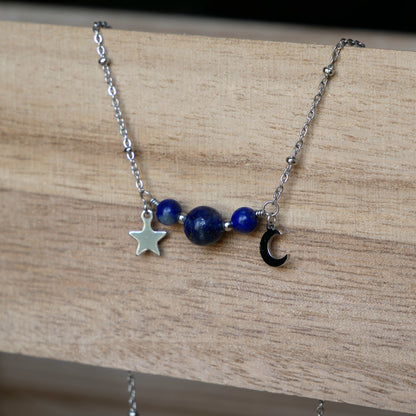 Collier Luna en Lapis-lazuli avec chaîne perlée et breloques lune et étoile