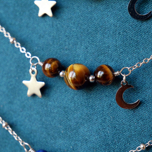 Détail des trois perles naturelles d’Œil de Tigre du collier Luna