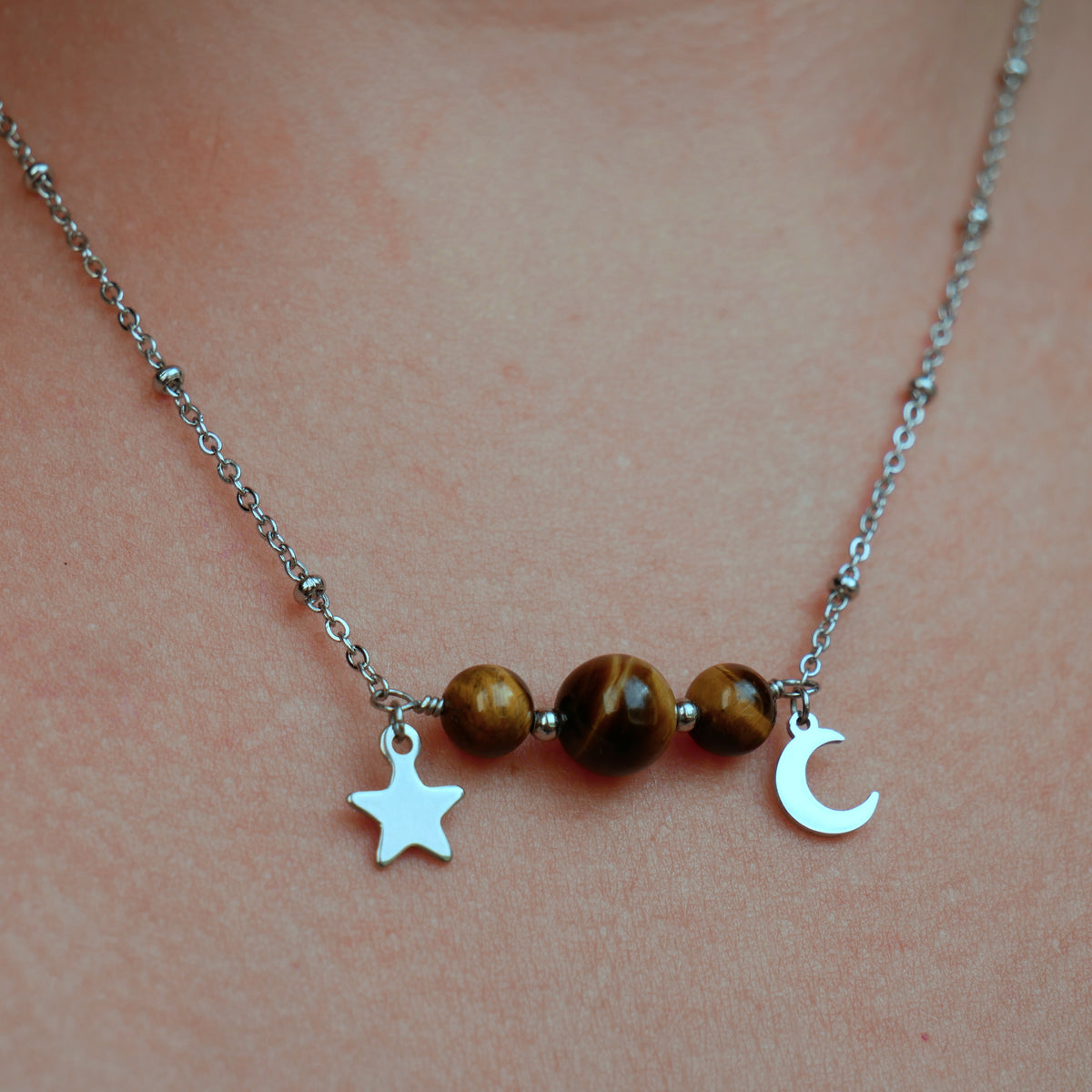 Collier Luna en Œil de Tigre avec chaîne perlée et breloques lune et étoile