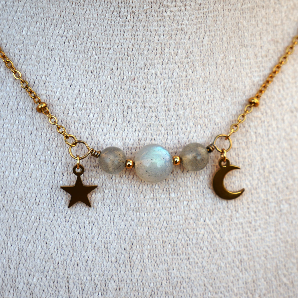 Collier en Labradorite avec pendentif central et symboles célestes