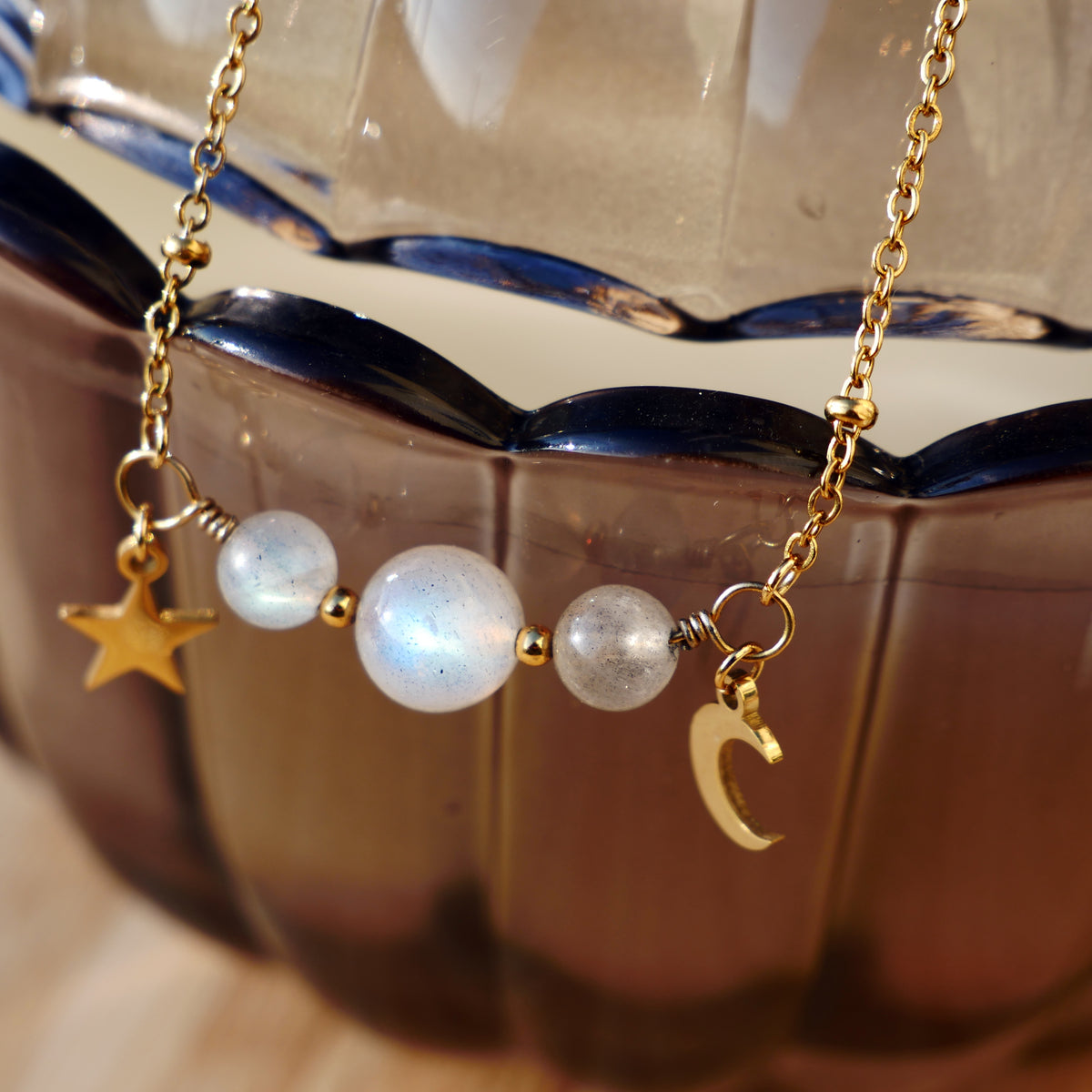 Collier Luna en Labradorite avec chaîne perlée et breloques lune et étoile