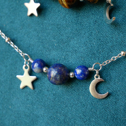 Détail des trois perles naturelles de Lapis-lazuli du collier Luna