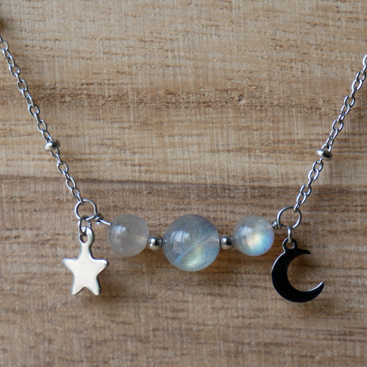 Collier en Labradorite avec pendentif central et symboles célestes