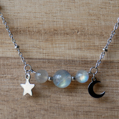 Collier en Labradorite avec pendentif central et symboles célestes